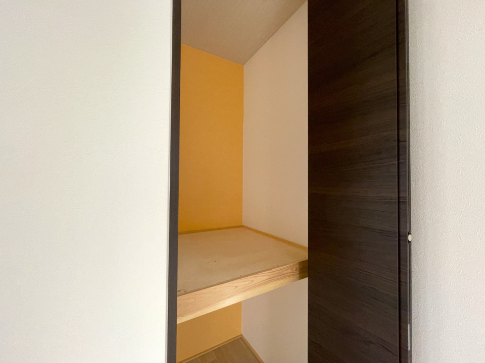 東の洋室の収納は上下段に分かれた物入タイプ