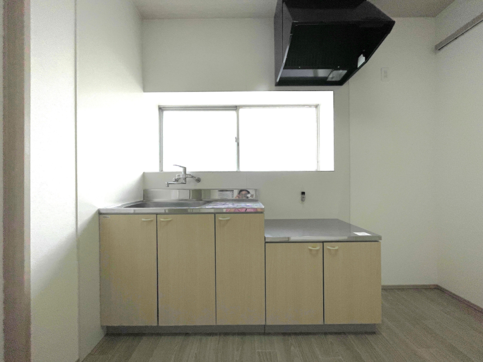 キッチンも床に合わせた色味で長く飽きずに使えそう