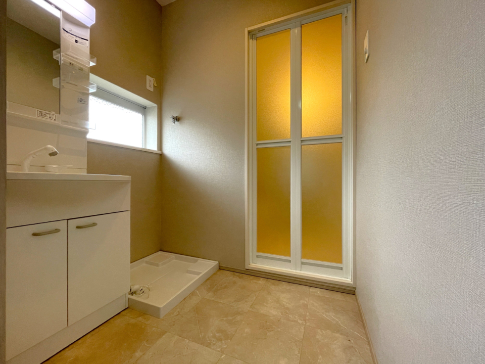 お風呂のドアもリノベ済みです