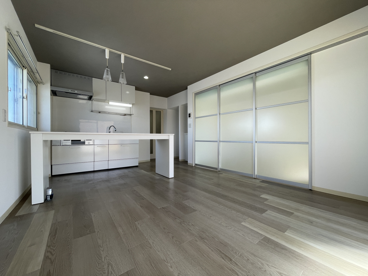 ガラス風の吊り戸は閉めても光りを通すので圧迫感がないのがいい感じ