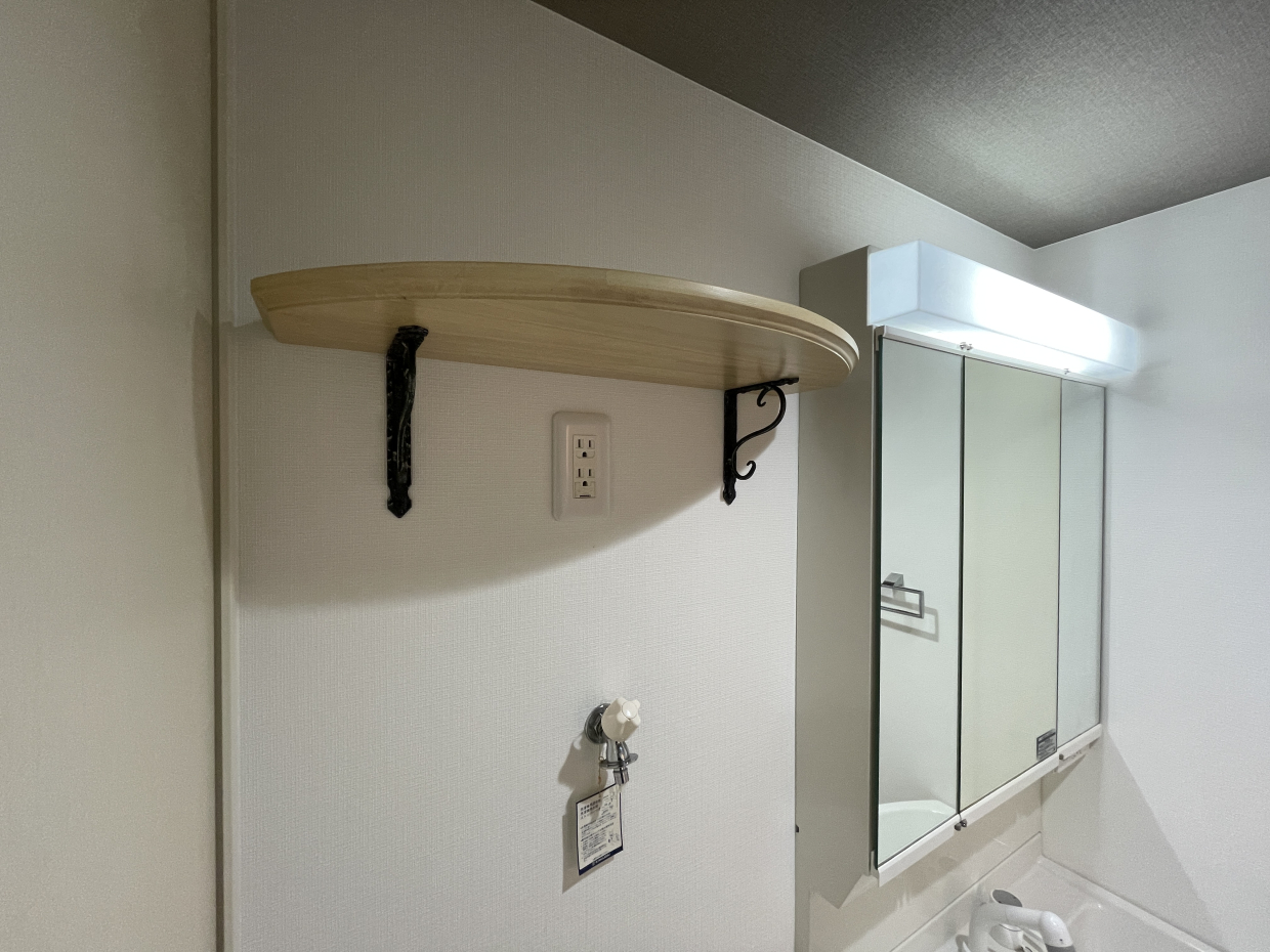 洗濯機上の棚は造作がかわいくこだわりを感じる