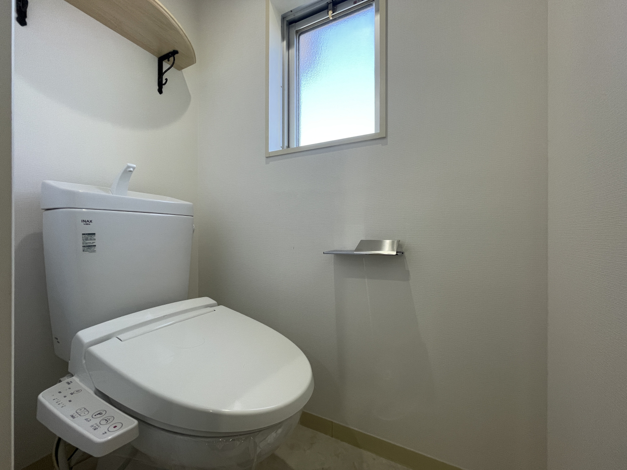 お手洗いは窓がついているので自然換気もできます