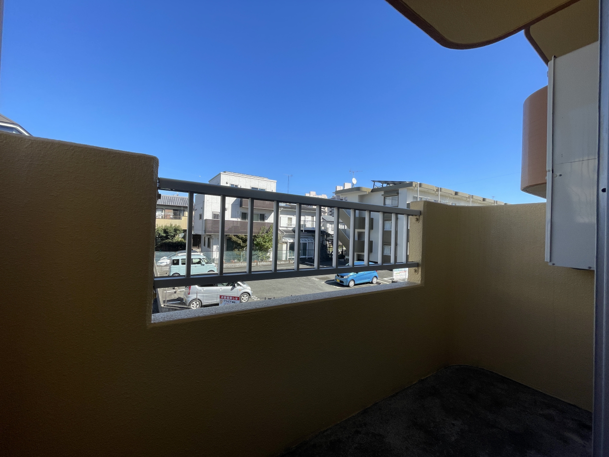 北の洋室のバルコニー。2階のお部屋なので見晴らしが良いです