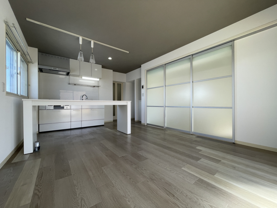 ガラス風の吊り戸は閉めても光りを通すので圧迫感がないのがいい感じ