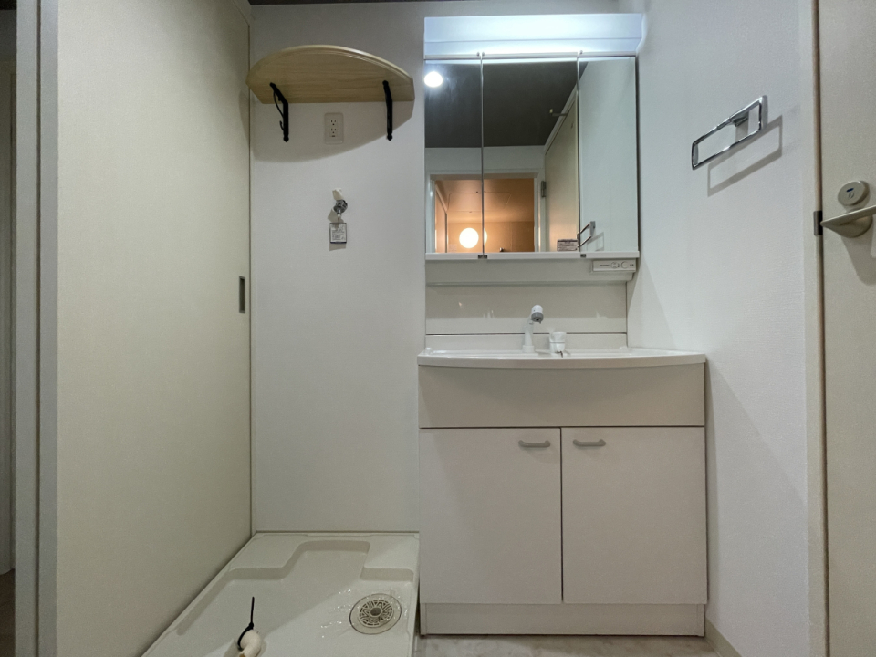 洗面台は3面鏡のタイプなので収納力にも優れています