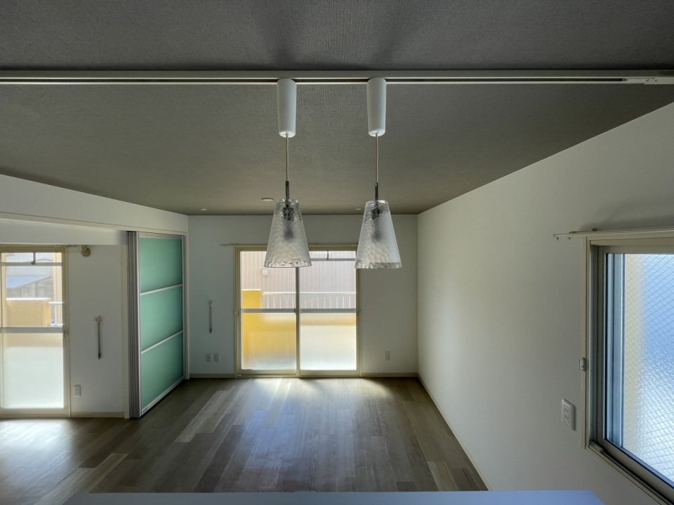 キッチン作業台上にあるペンダントライトがお洒落