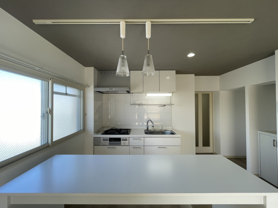 キッチンと同じ高さのテーブルが作業スペースを広げてくれる