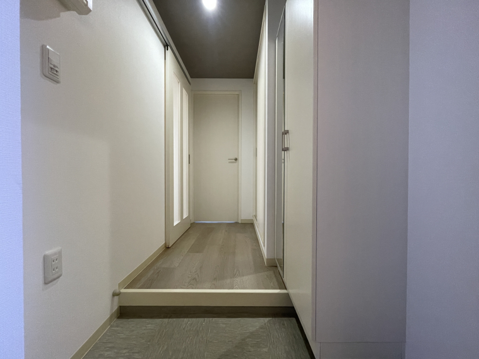 玄関入った瞬間からくすみカラーの優しい雰囲気にほっこり