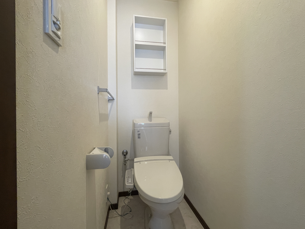 ウォシュレット付きのお手洗いは棚も完備していました