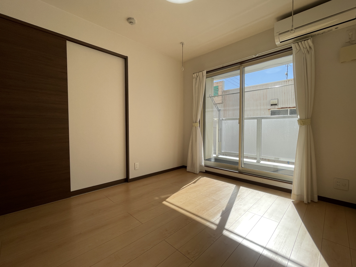 この洋室からバルコニーに出られる間取りになっています