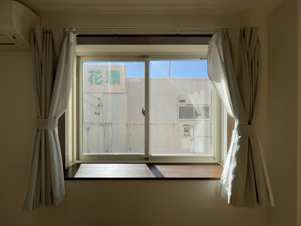 リビング南面の窓は出窓のようになっています