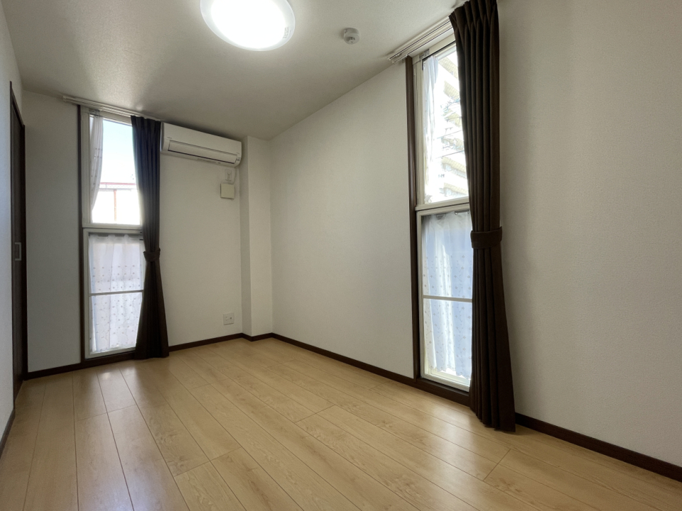 北の洋室。窓がおしゃれでデザインが素敵