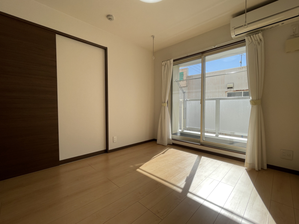 この洋室からバルコニーに出られる間取りになっています