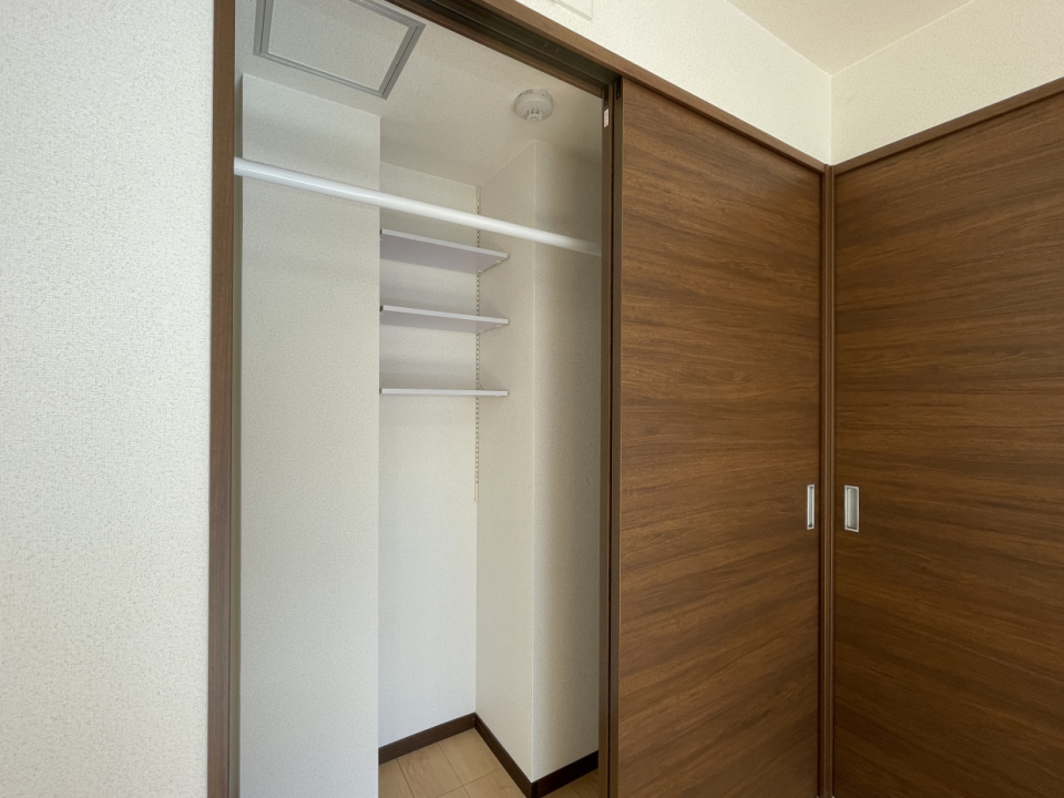 収納の引き戸を開けると奥はちょっぴり面白い形になっていました