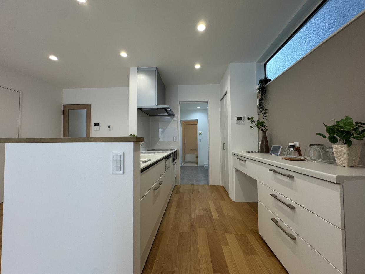 キッチンは食洗器付きのIHコンロ。キャビネット付きで収納力を確保