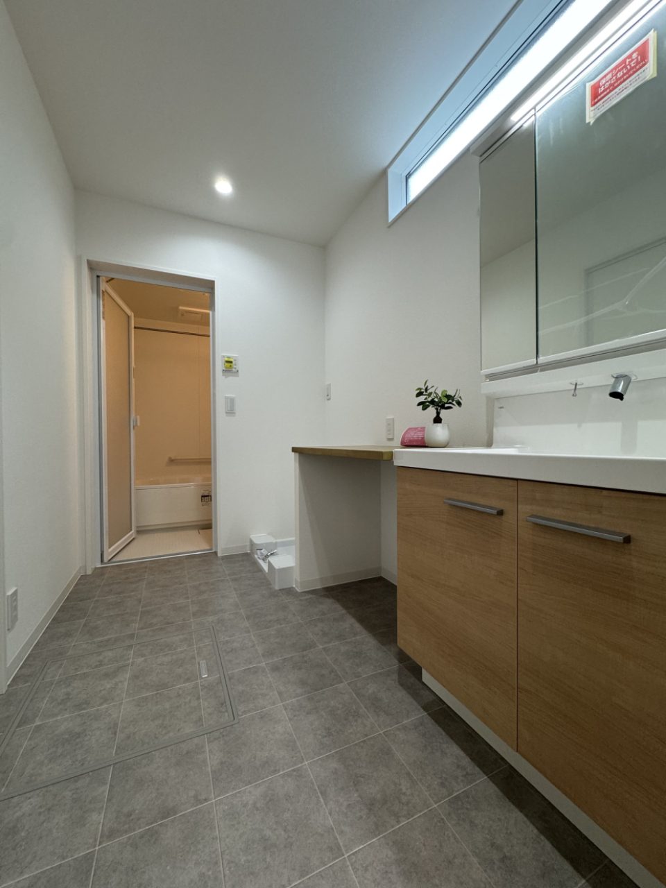 キッチン側の扉を開けると洗面脱衣所兼ランドリールーム