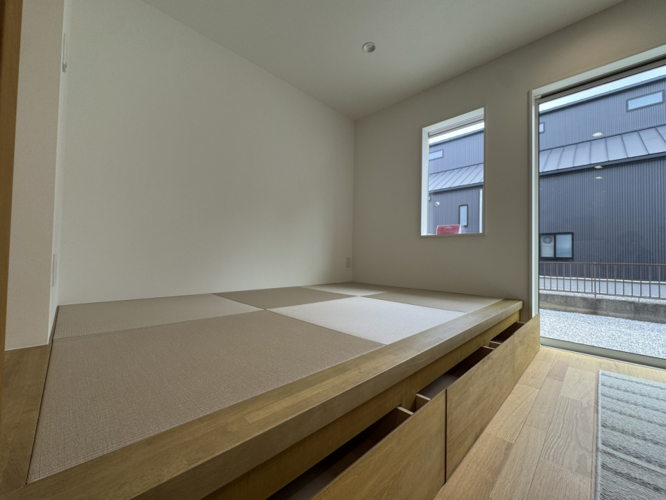 下が収納になっていて、3帖の広さがある