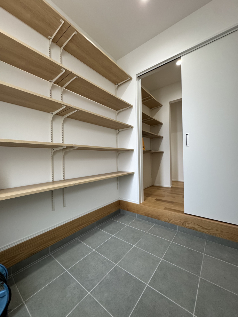 収納力のある可動棚も付いていて、これは便利