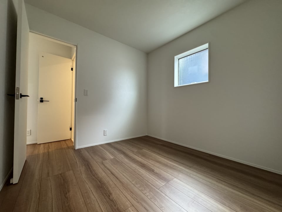 1階にある部屋。玄関から直接入室できるので、応接室的な感じで使っていただけます