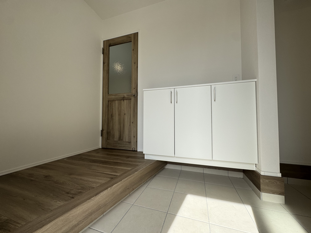 玄関入ってすぐにリビングの扉