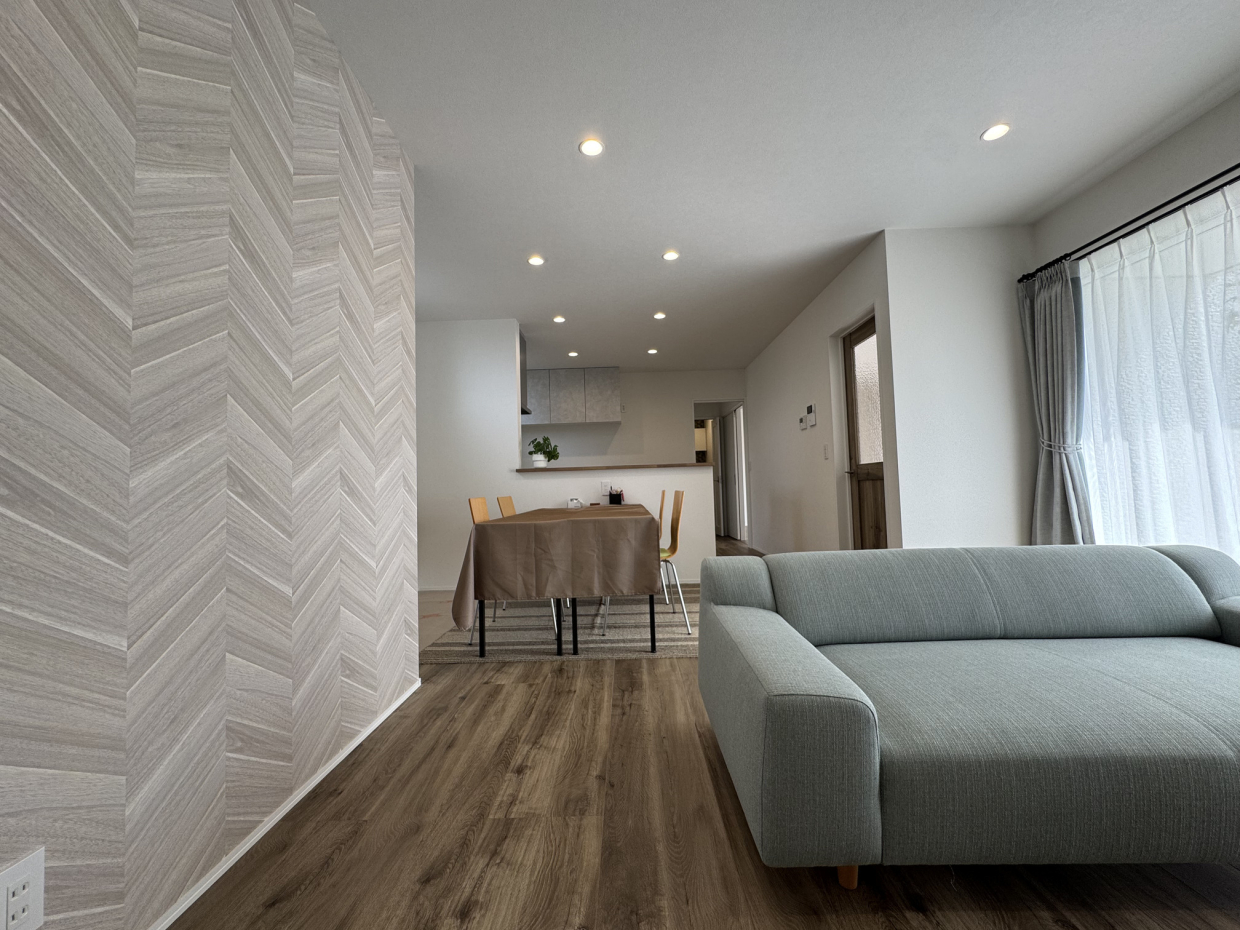 ヘリンボーンの壁紙が西海岸の雰囲気を醸し出す