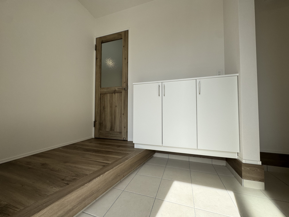 玄関入ってすぐにリビングの扉