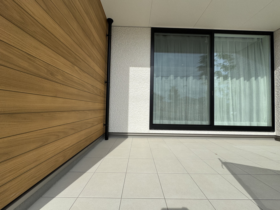 白いタイルと木目のサイディングがとても合う