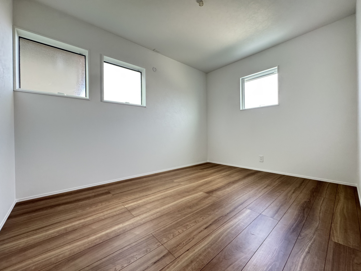 高いところに窓が付いてるので、家具の配置に困りません