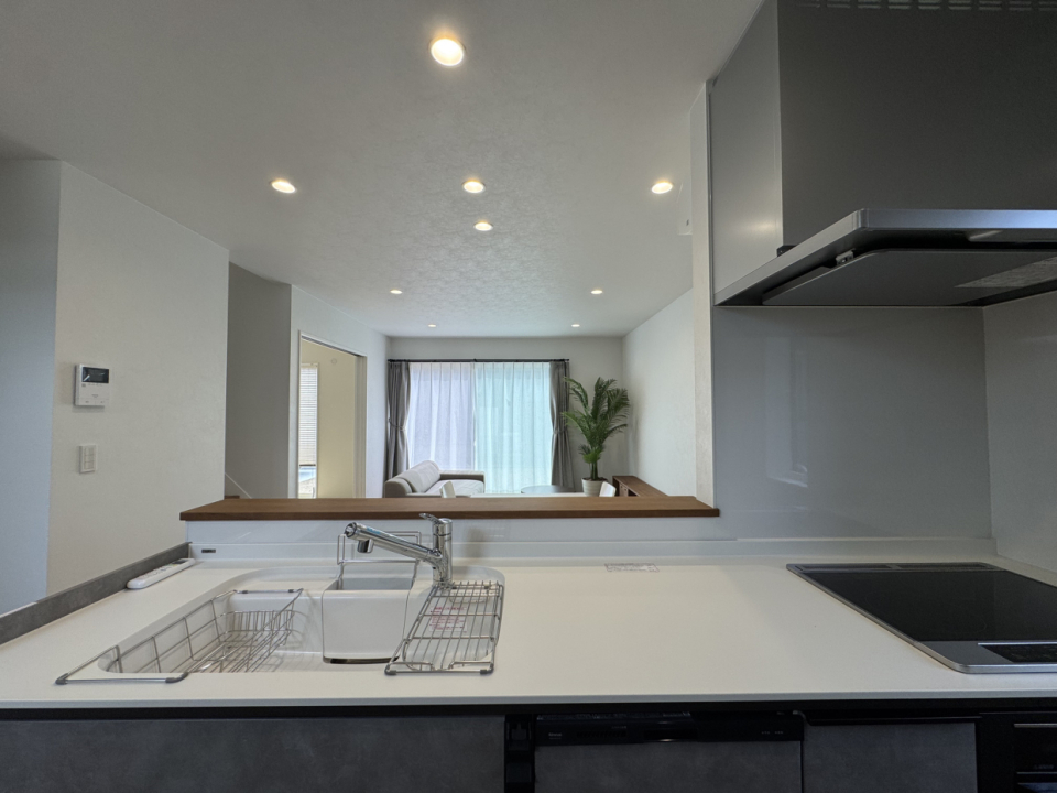 ワークトップは白、そしてIHでお掃除もラクラク