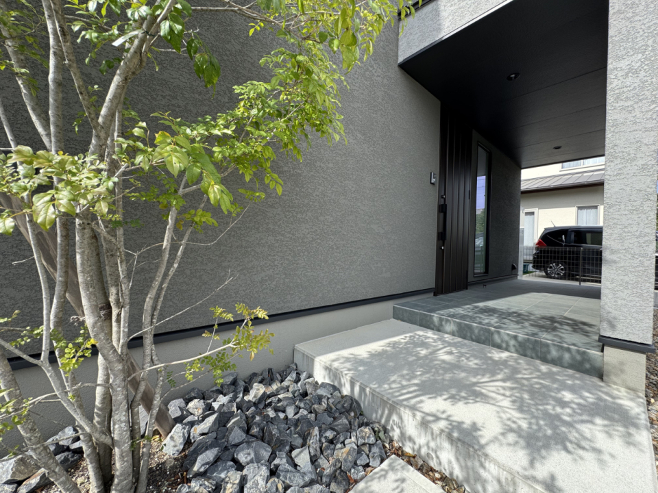 玄関ポーチには屋根も付いていてGOOD