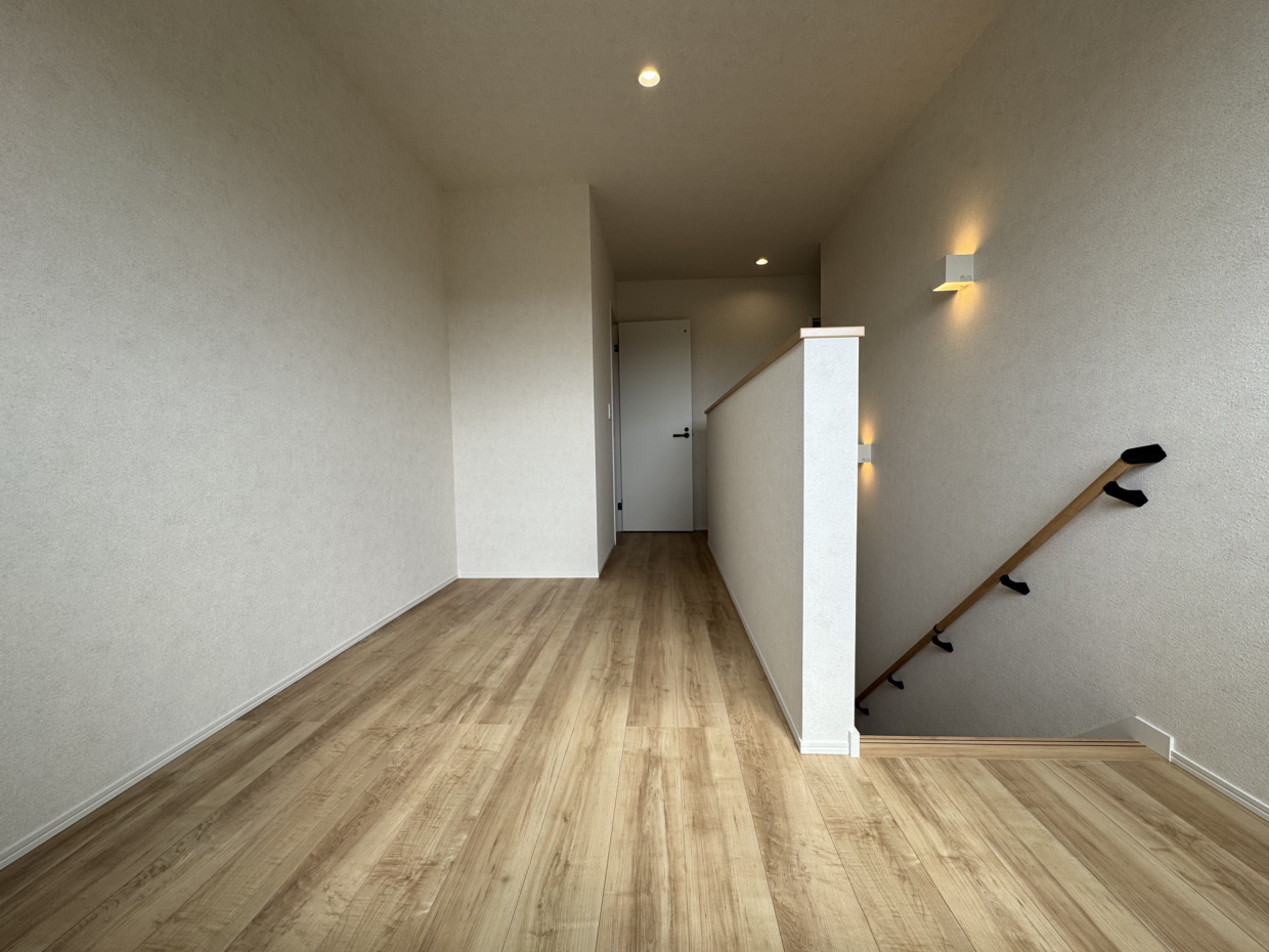 階段を上がってすぐにフリースペース。ここに家族の本や写真を飾ってみては