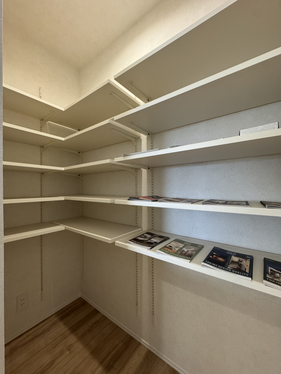 キッチンの背面には収納力があるパントリーがあり、食品など必要なものを保存できる