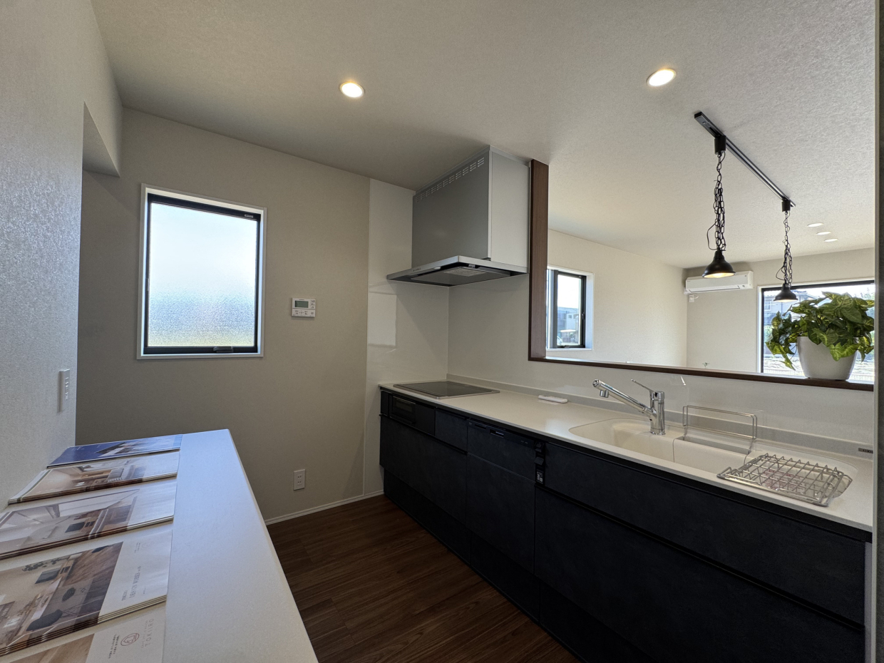 食洗器付きのキッチンでカップボードもあり、収納力抜群