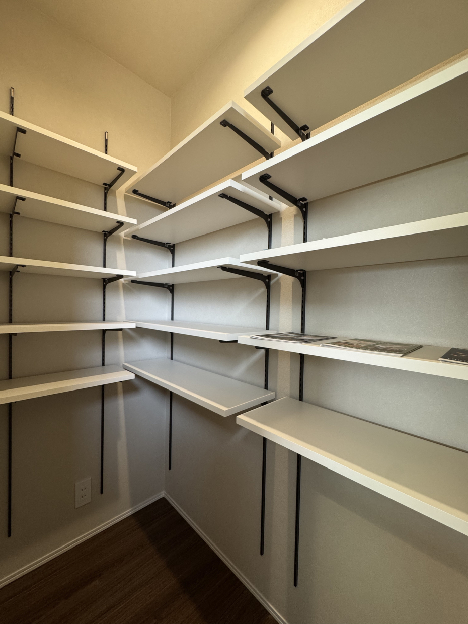 キッチン背面にはパントリー収納もあり、食品庫として大活躍