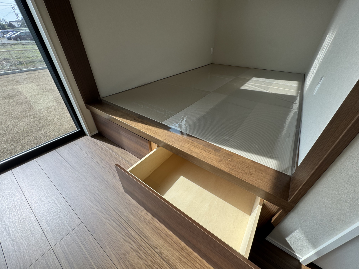 畳スペースの下は収納になっている