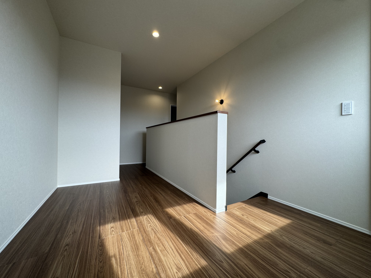 階段を上がったところにあるフリースペースには棚を置いて家族のライブラリーとして活用できる