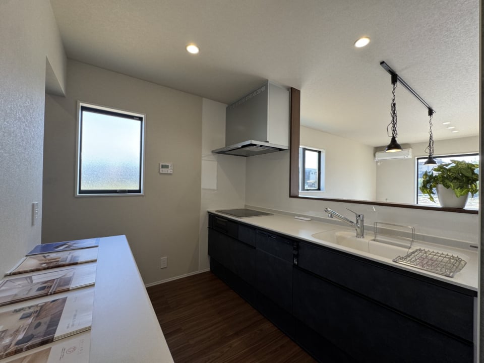 食洗器付きのキッチンでカップボードもあり、収納力抜群