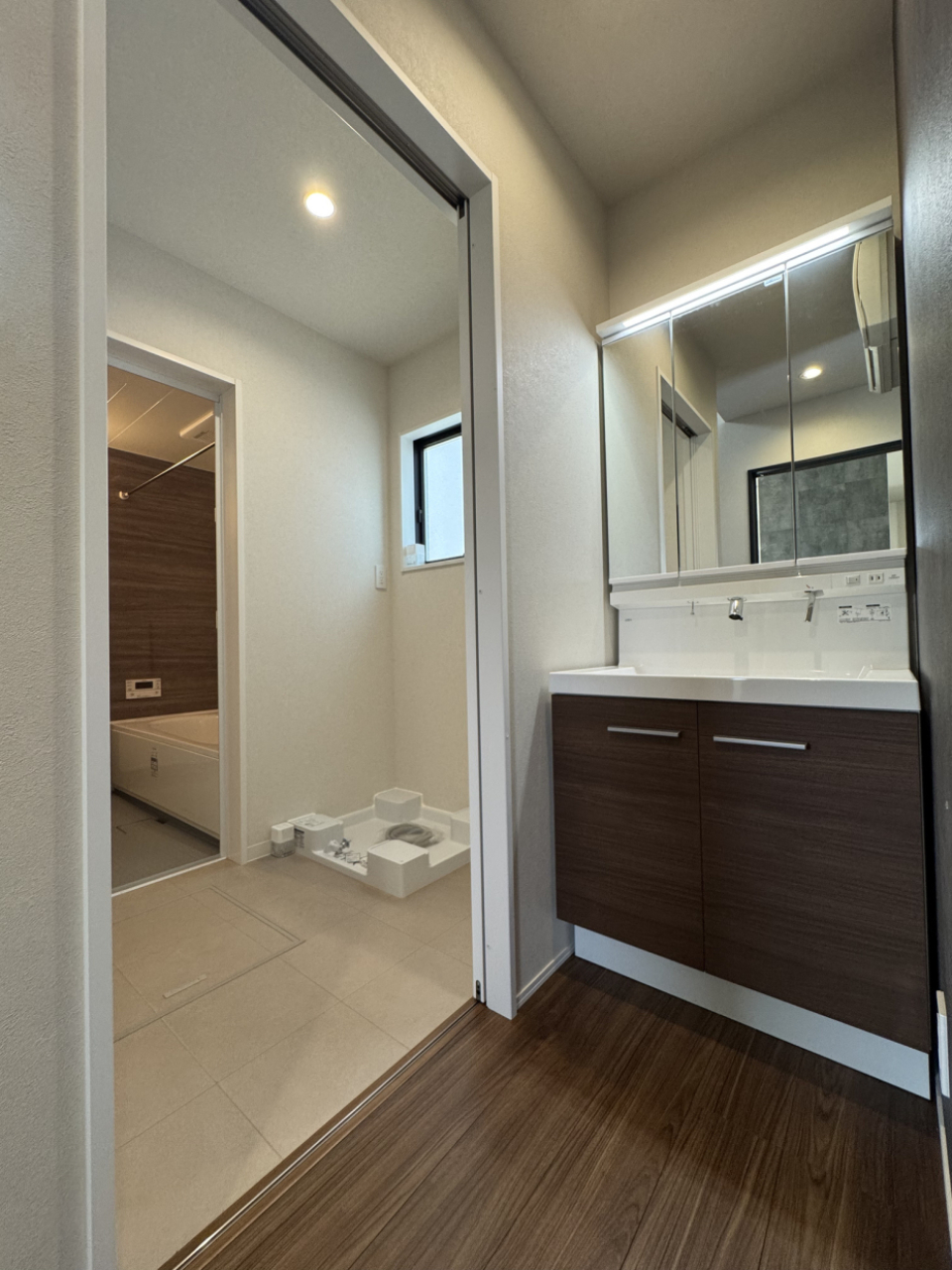 洗面は脱衣所から独立しているので便利