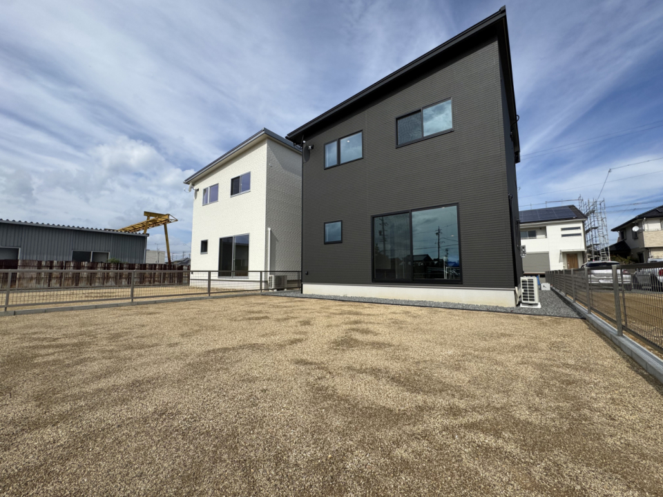 お隣も販売中でBLACK＆WHITEの外観が素敵