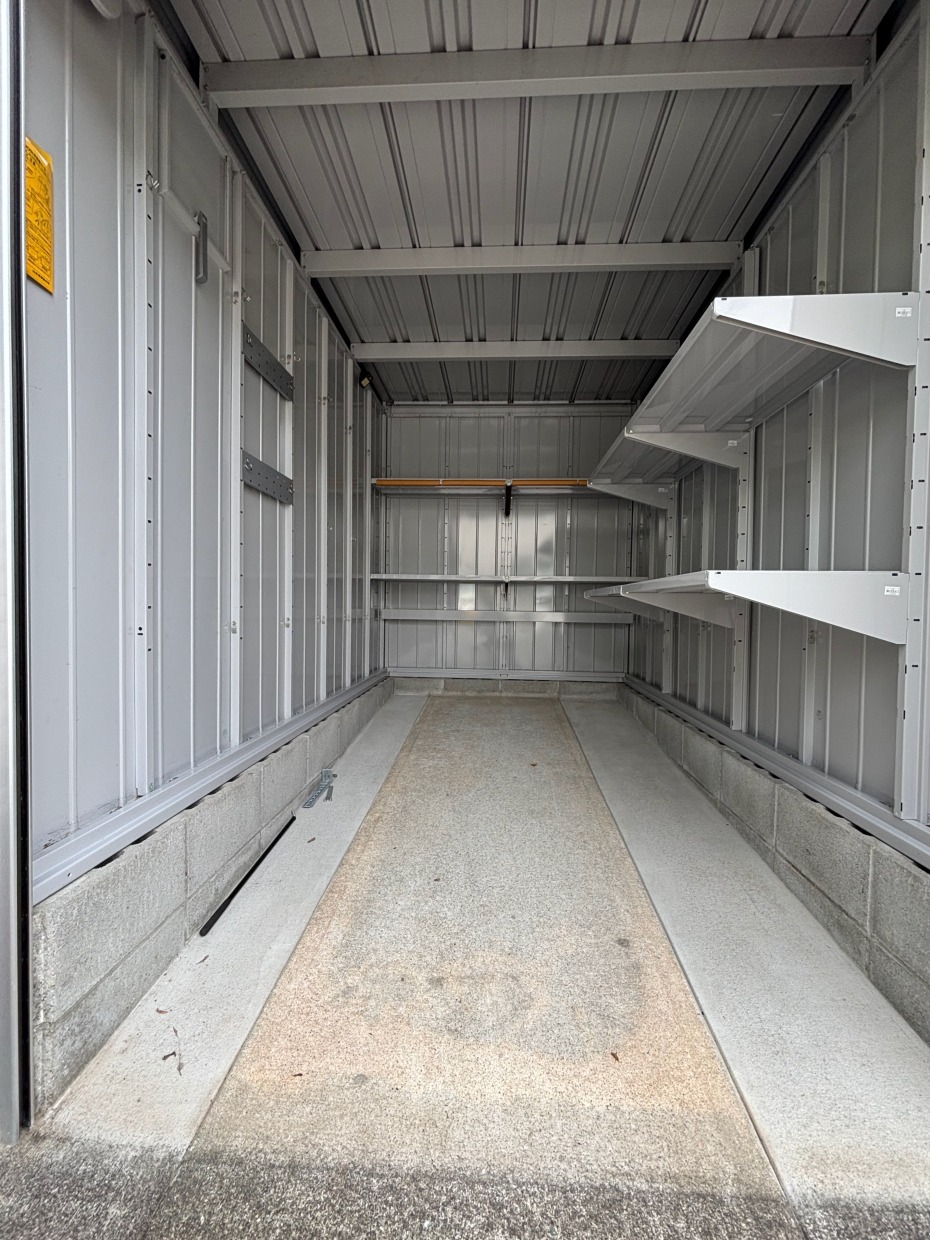 中には棚付きです