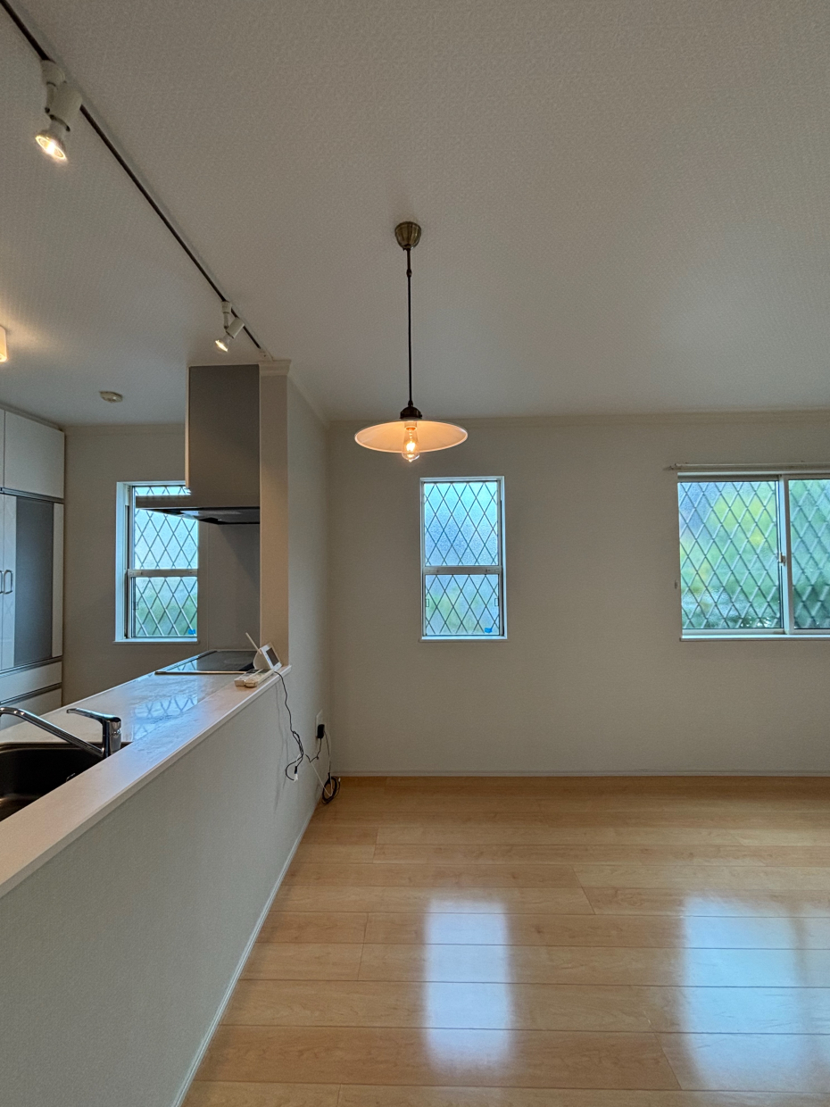 斜め格子の窓から植栽の緑がのぞく