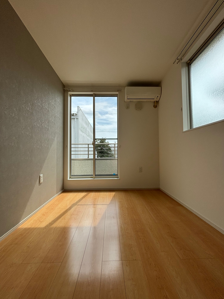 5.4帖の洋室。グレーの落ち着いたアクセントクロス