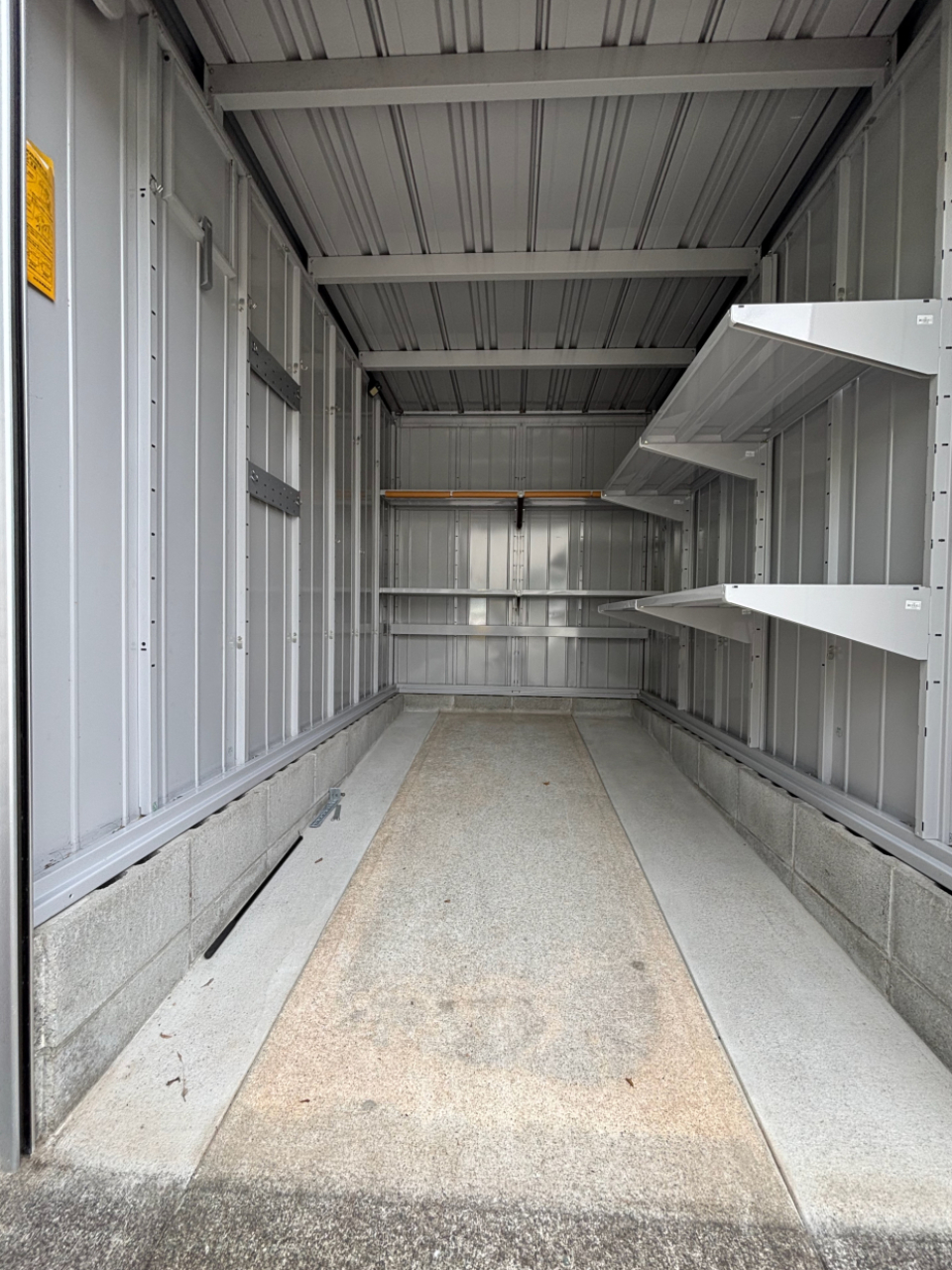 中には棚付きです