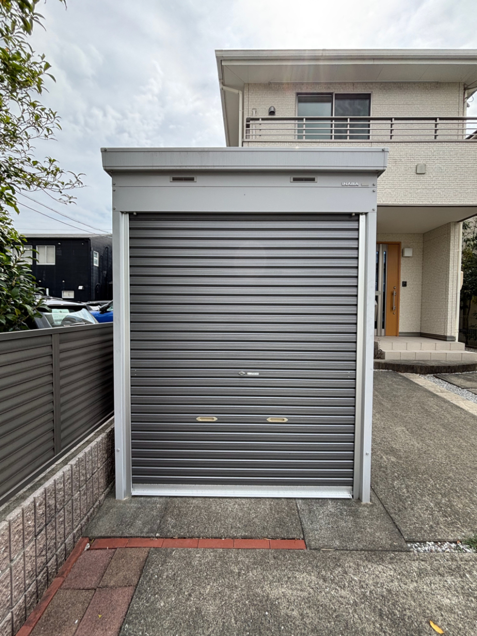 シャッター＆鍵付きのバイクガレージ
