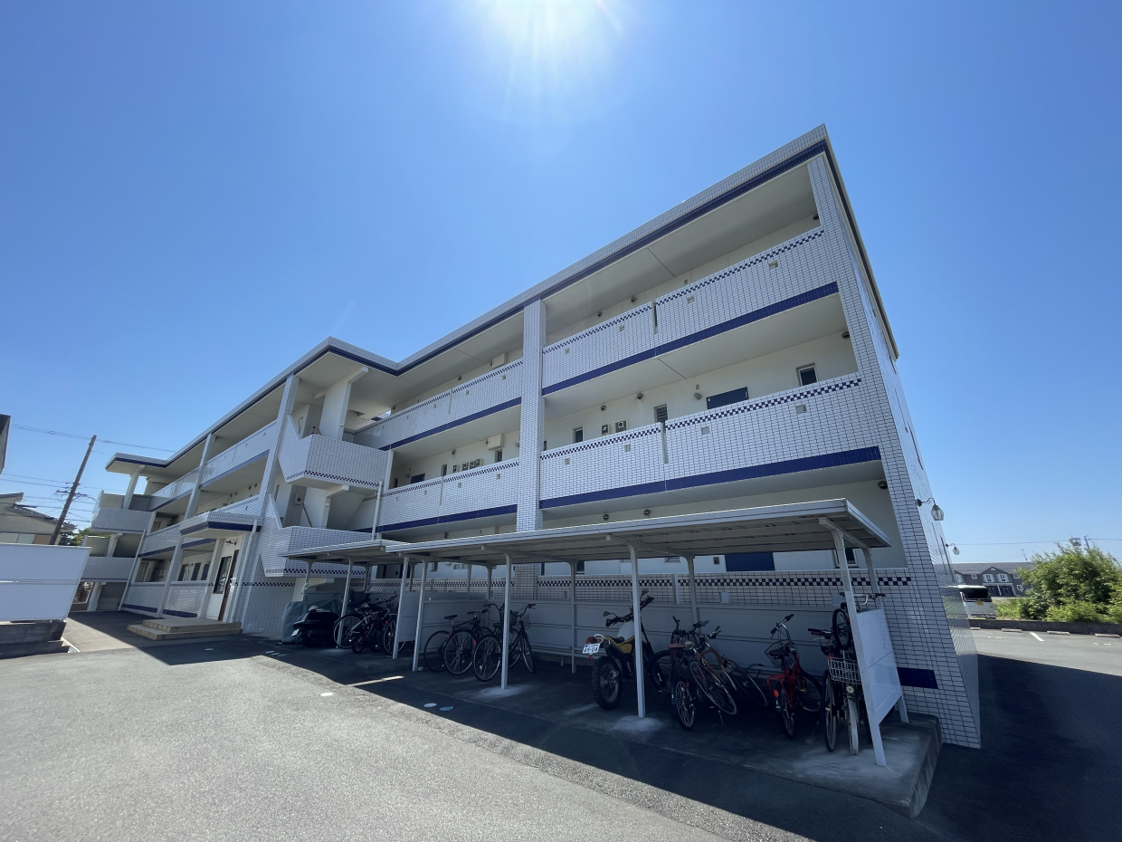 鉄筋コンクリート造3階建てのマンションです
