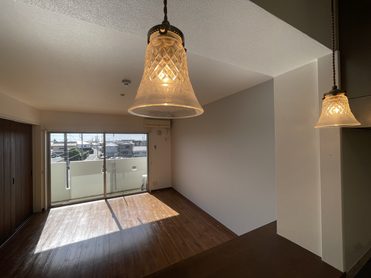 キッチン上のペンダントライトはあたたかみがあっておしゃれ