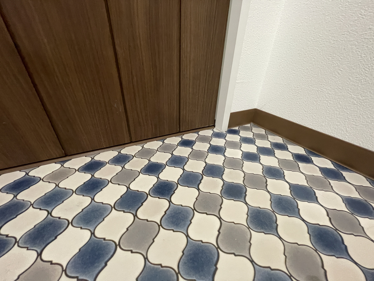 脱衣所の床の模様。さわやかだけど床の汚れも目立ちにくそうで素敵