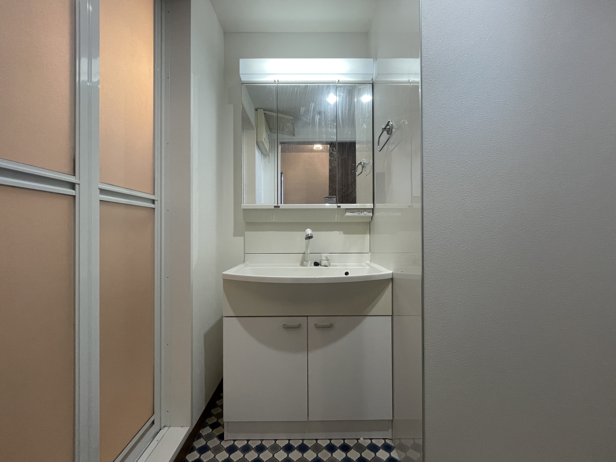 独立洗面台もまだまだピカピカです