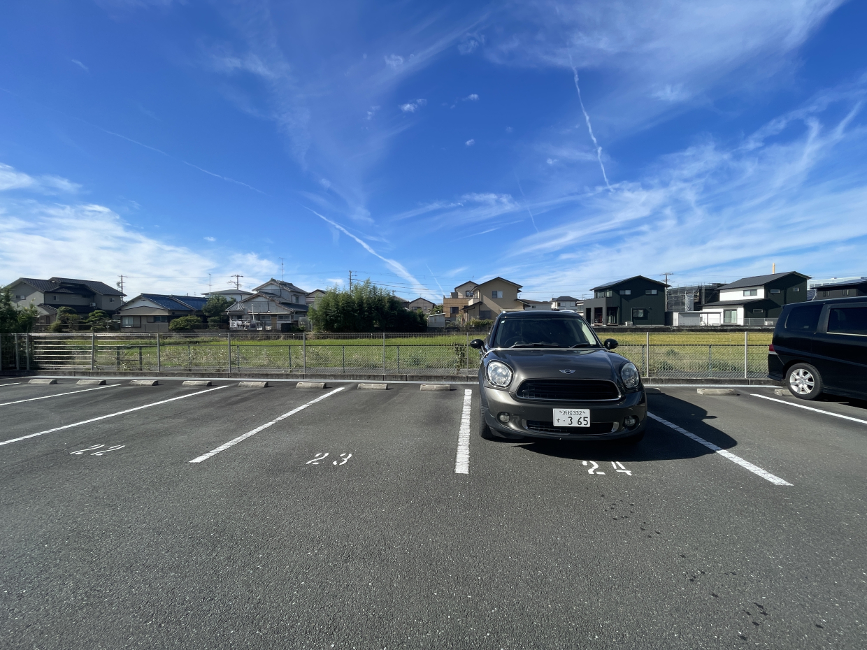 敷地内駐車場は2台無料で確保されている