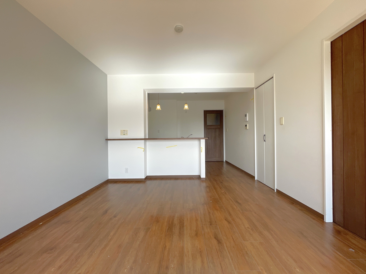 ライトグレイのアクセントクロスが今っぽい